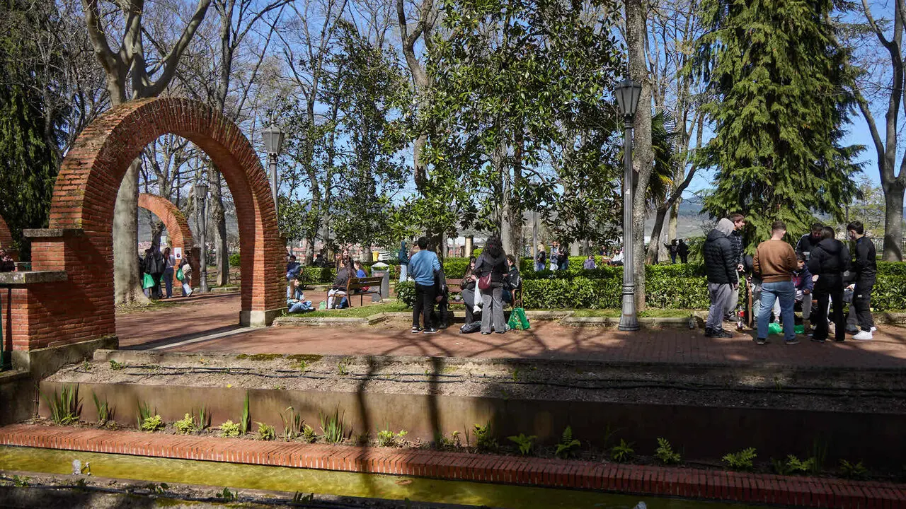 Almuerzo, botell&oacute;n y fiesta previa a la Carpa Universitaria de Primavera 2026 de los estudiantes de la Universidad P&uacute;blica de Navarra en el parque de la Medialuna de Pamplona. I&Ntilde;IGO ALZUGARAY