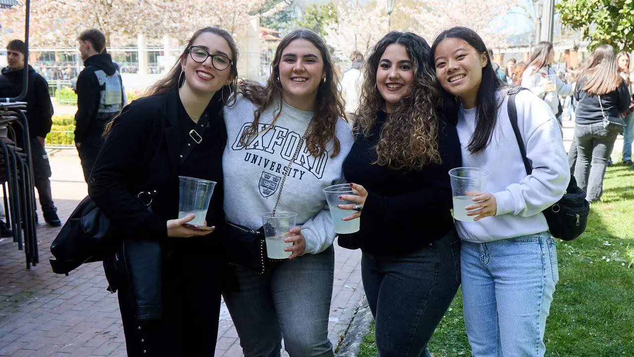 Almuerzo, botell&oacute;n y fiesta previa a la Carpa Universitaria de Primavera 2026 de los estudiantes de la Universidad P&uacute;blica de Navarra en el parque de la Medialuna de Pamplona. I&Ntilde;IGO ALZUGARAY