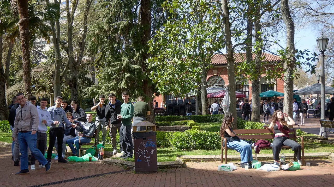 Almuerzo, botell&oacute;n y fiesta previa a la Carpa Universitaria de Primavera 2026 de los estudiantes de la Universidad P&uacute;blica de Navarra en el parque de la Medialuna de Pamplona. I&Ntilde;IGO ALZUGARAY