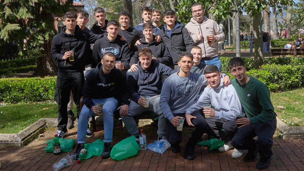 Almuerzo, botell&oacute;n y fiesta previa a la Carpa Universitaria de Primavera 2026 de los estudiantes de la Universidad P&uacute;blica de Navarra en el parque de la Medialuna de Pamplona. I&Ntilde;IGO ALZUGARAY