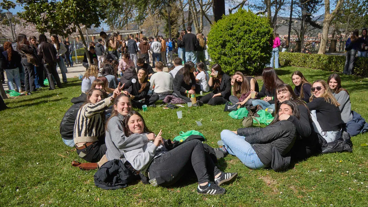 Almuerzo, botell&oacute;n y fiesta previa a la Carpa Universitaria de Primavera 2026 de los estudiantes de la Universidad P&uacute;blica de Navarra en el parque de la Medialuna de Pamplona. I&Ntilde;IGO ALZUGARAY