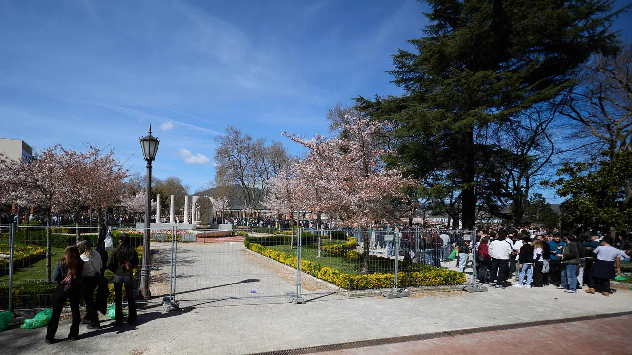Almuerzo, botell&oacute;n y fiesta previa a la Carpa Universitaria de Primavera 2026 de los estudiantes de la Universidad P&uacute;blica de Navarra en el parque de la Medialuna de Pamplona. I&Ntilde;IGO ALZUGARAY