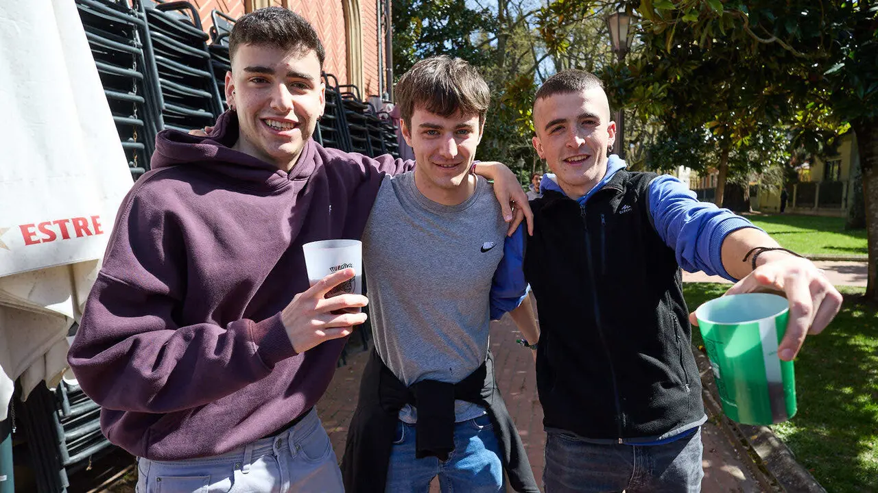 Almuerzo, botell&oacute;n y fiesta previa a la Carpa Universitaria de Primavera 2026 de los estudiantes de la Universidad P&uacute;blica de Navarra en el parque de la Medialuna de Pamplona. I&Ntilde;IGO ALZUGARAY
