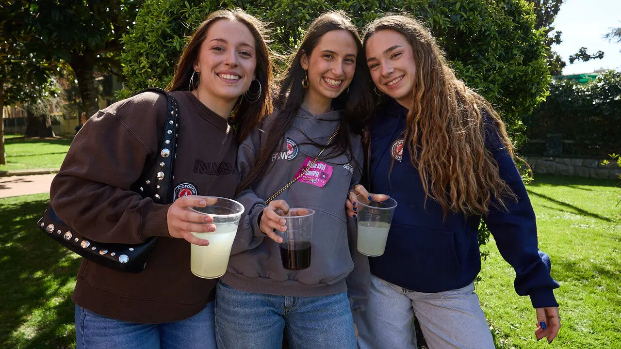Almuerzo, botell&oacute;n y fiesta previa a la Carpa Universitaria de Primavera 2026 de los estudiantes de la Universidad P&uacute;blica de Navarra en el parque de la Medialuna de Pamplona. I&Ntilde;IGO ALZUGARAY
