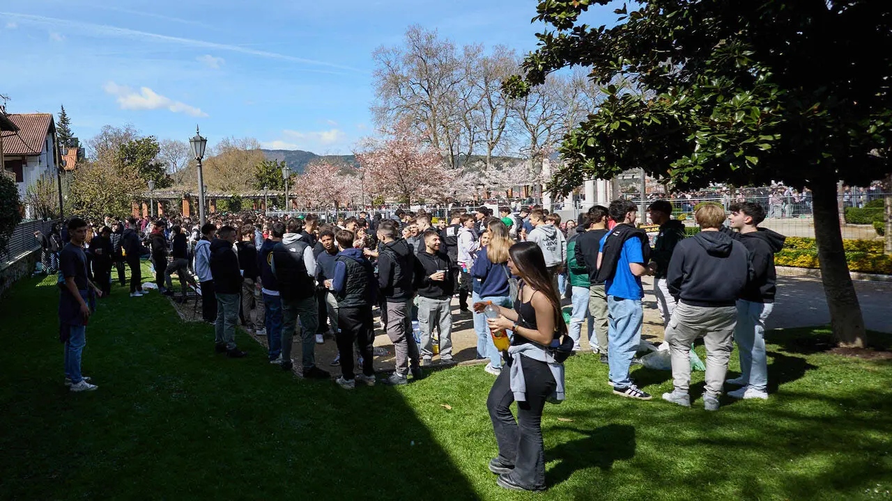 Almuerzo, botell&oacute;n y fiesta previa a la Carpa Universitaria de Primavera 2026 de los estudiantes de la Universidad P&uacute;blica de Navarra en el parque de la Medialuna de Pamplona. I&Ntilde;IGO ALZUGARAY