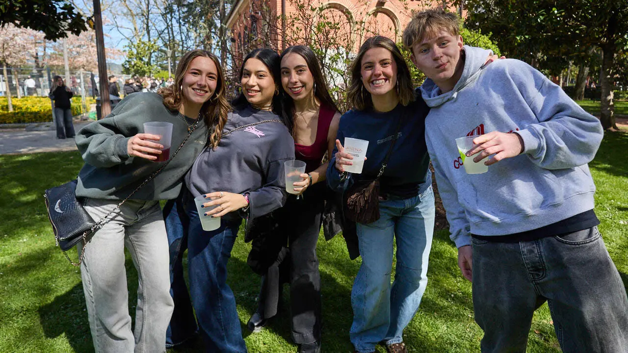 Almuerzo, botell&oacute;n y fiesta previa a la Carpa Universitaria de Primavera 2026 de los estudiantes de la Universidad P&uacute;blica de Navarra en el parque de la Medialuna de Pamplona. I&Ntilde;IGO ALZUGARAY