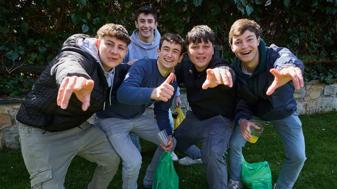 Almuerzo, botell&oacute;n y fiesta previa a la Carpa Universitaria de Primavera 2026 de los estudiantes de la Universidad P&uacute;blica de Navarra en el parque de la Medialuna de Pamplona. I&Ntilde;IGO ALZUGARAY