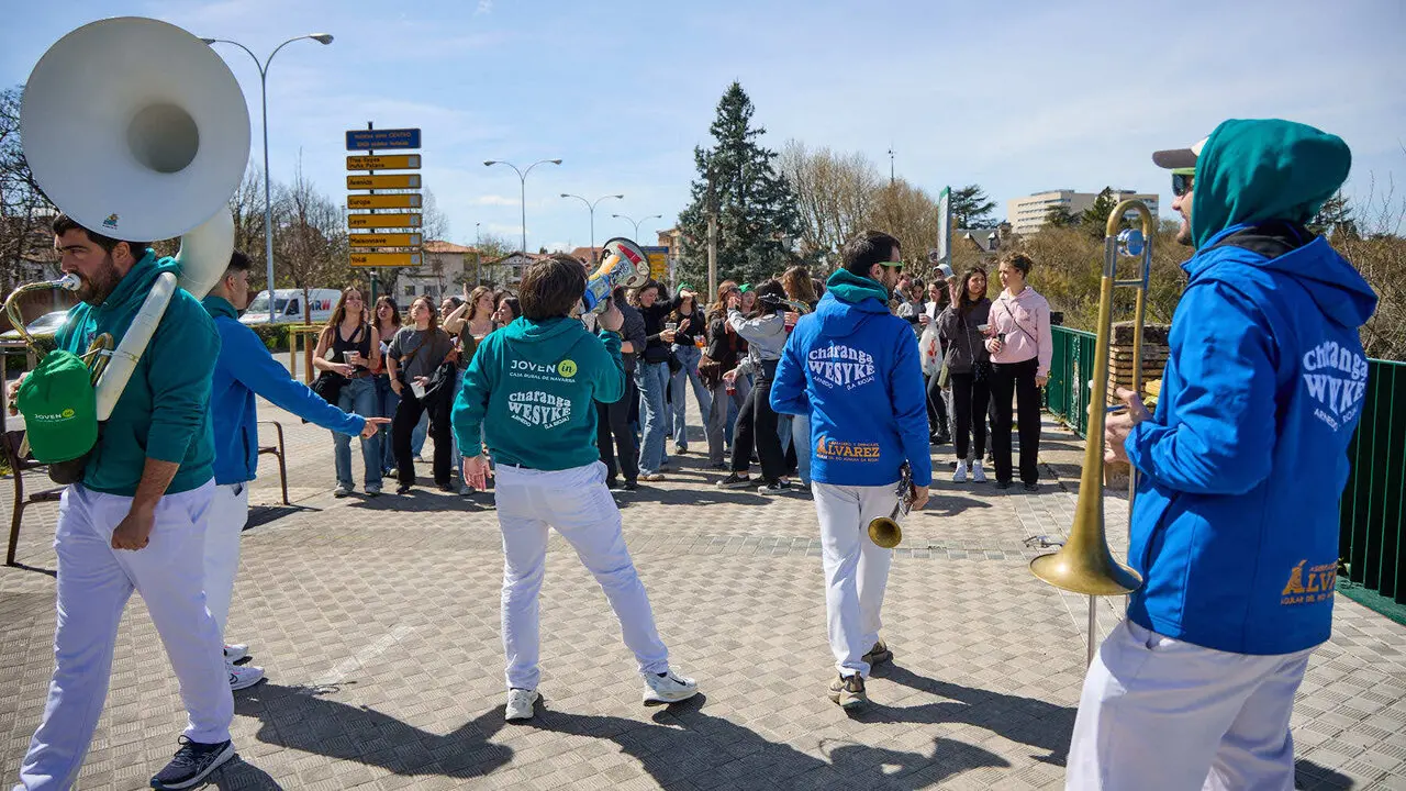 Almuerzo, botell&oacute;n y fiesta previa a la Carpa Universitaria de Primavera 2026 de los estudiantes de la Universidad P&uacute;blica de Navarra en el parque de la Medialuna de Pamplona. I&Ntilde;IGO ALZUGARAY
