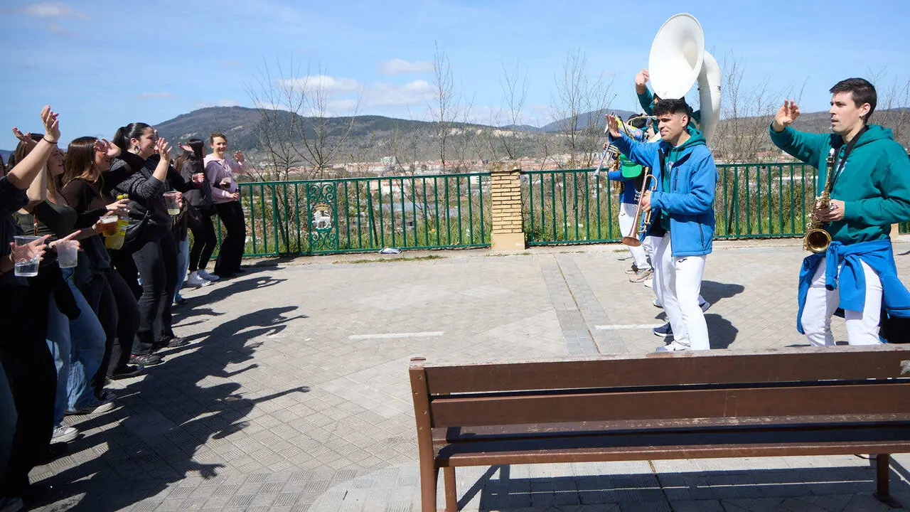 Almuerzo, botell&oacute;n y fiesta previa a la Carpa Universitaria de Primavera 2026 de los estudiantes de la Universidad P&uacute;blica de Navarra en el parque de la Medialuna de Pamplona. I&Ntilde;IGO ALZUGARAY