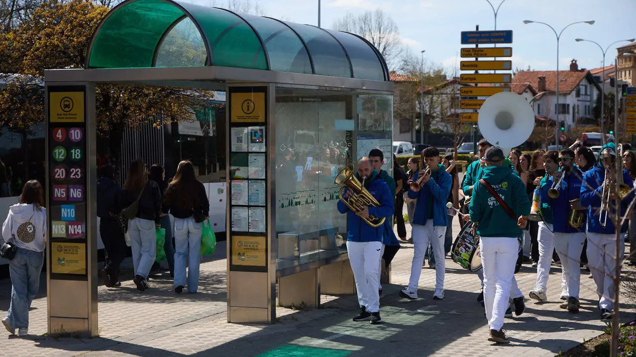 Almuerzo, botell&oacute;n y fiesta previa a la Carpa Universitaria de Primavera 2026 de los estudiantes de la Universidad P&uacute;blica de Navarra en el parque de la Medialuna de Pamplona. I&Ntilde;IGO ALZUGARAY
