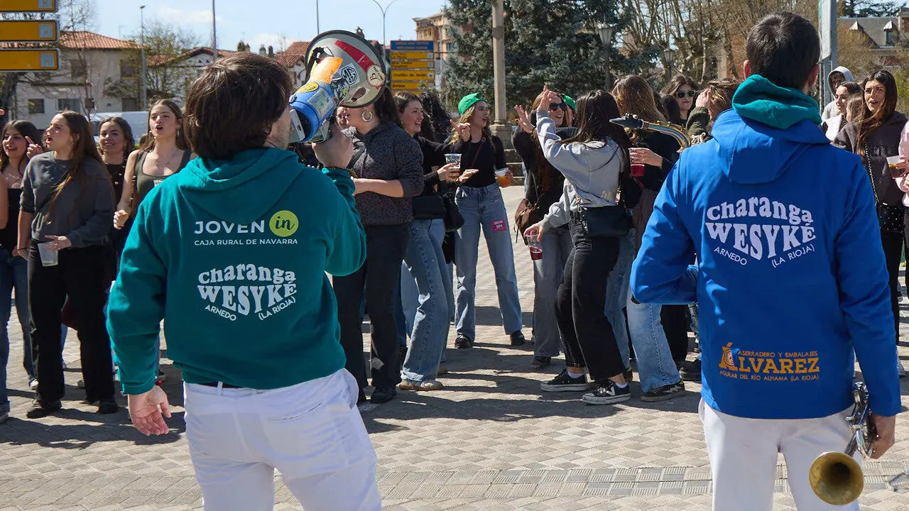 Almuerzo, botell&oacute;n y fiesta previa a la Carpa Universitaria de Primavera 2026 de los estudiantes de la Universidad P&uacute;blica de Navarra en el parque de la Medialuna de Pamplona. I&Ntilde;IGO ALZUGARAY