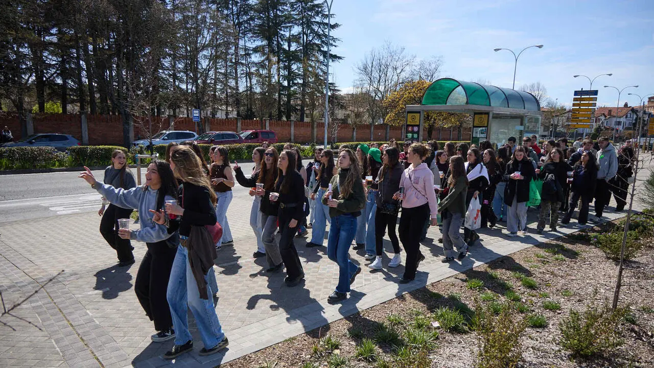Almuerzo, botell&oacute;n y fiesta previa a la Carpa Universitaria de Primavera 2026 de los estudiantes de la Universidad P&uacute;blica de Navarra en el parque de la Medialuna de Pamplona. I&Ntilde;IGO ALZUGARAY