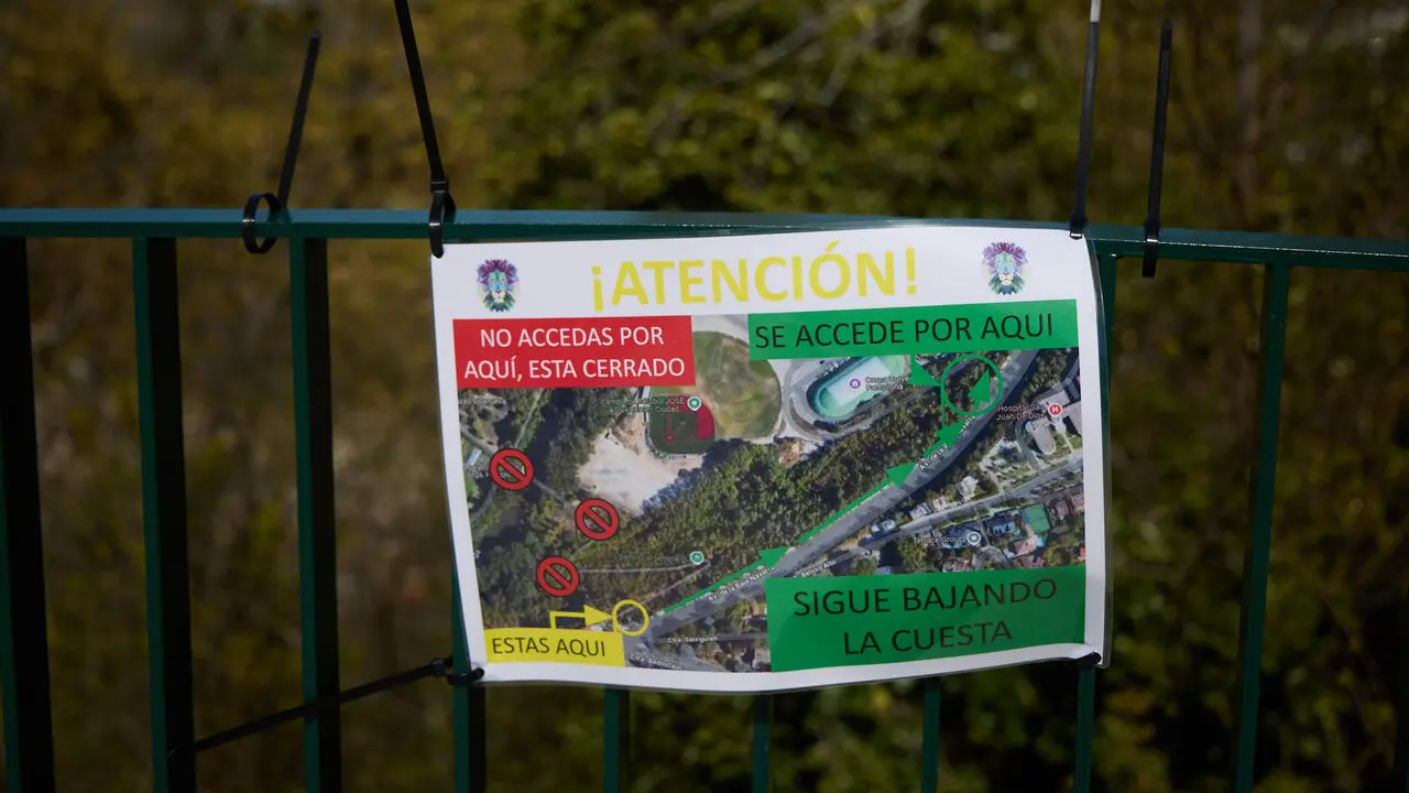 Almuerzo, botell&oacute;n y fiesta previa a la Carpa Universitaria de Primavera 2026 de los estudiantes de la Universidad P&uacute;blica de Navarra en el parque de la Medialuna de Pamplona. I&Ntilde;IGO ALZUGARAY
