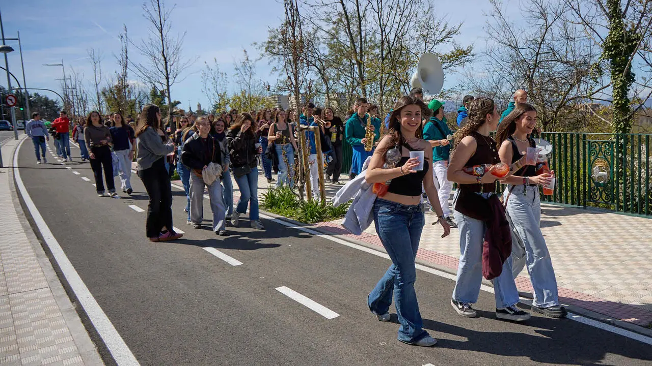 Almuerzo, botell&oacute;n y fiesta previa a la Carpa Universitaria de Primavera 2026 de los estudiantes de la Universidad P&uacute;blica de Navarra en el parque de la Medialuna de Pamplona. I&Ntilde;IGO ALZUGARAY