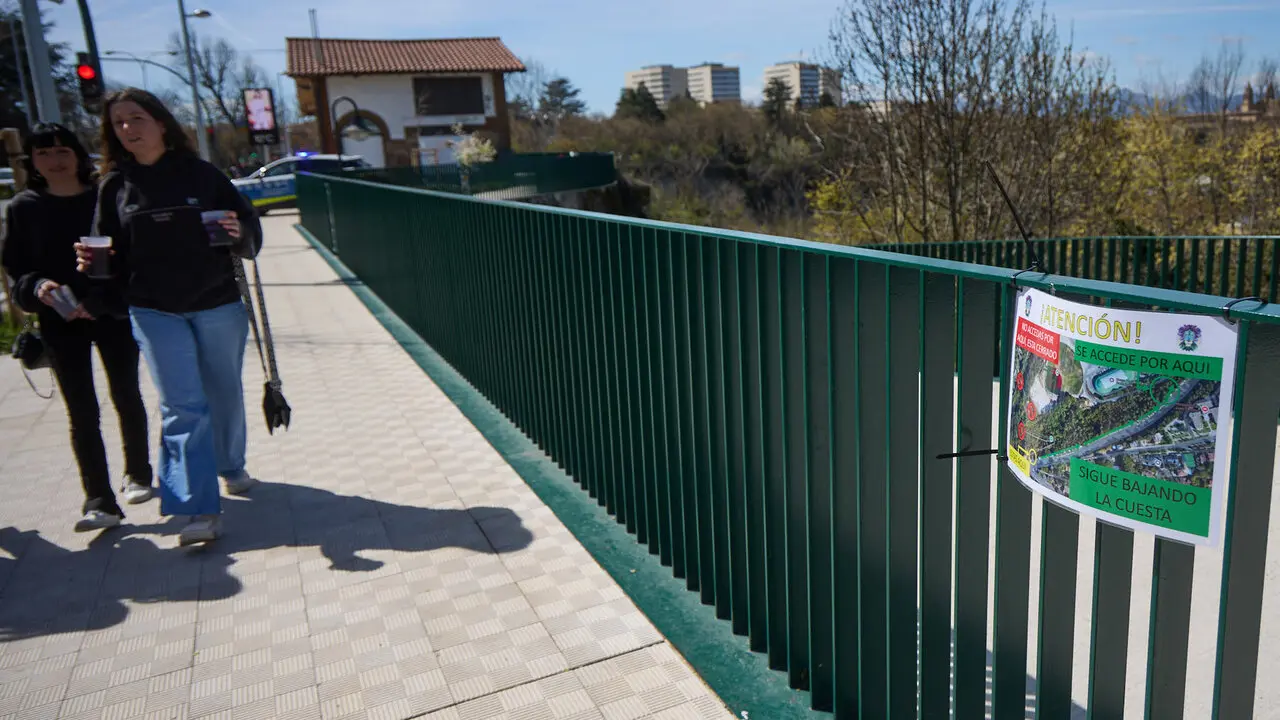 Almuerzo, botell&oacute;n y fiesta previa a la Carpa Universitaria de Primavera 2026 de los estudiantes de la Universidad P&uacute;blica de Navarra en el parque de la Medialuna de Pamplona. I&Ntilde;IGO ALZUGARAY