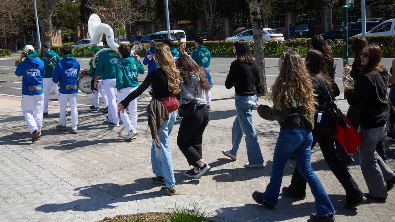 Almuerzo, botell&oacute;n y fiesta previa a la Carpa Universitaria de Primavera 2026 de los estudiantes de la Universidad P&uacute;blica de Navarra en el parque de la Medialuna de Pamplona. I&Ntilde;IGO ALZUGARAY