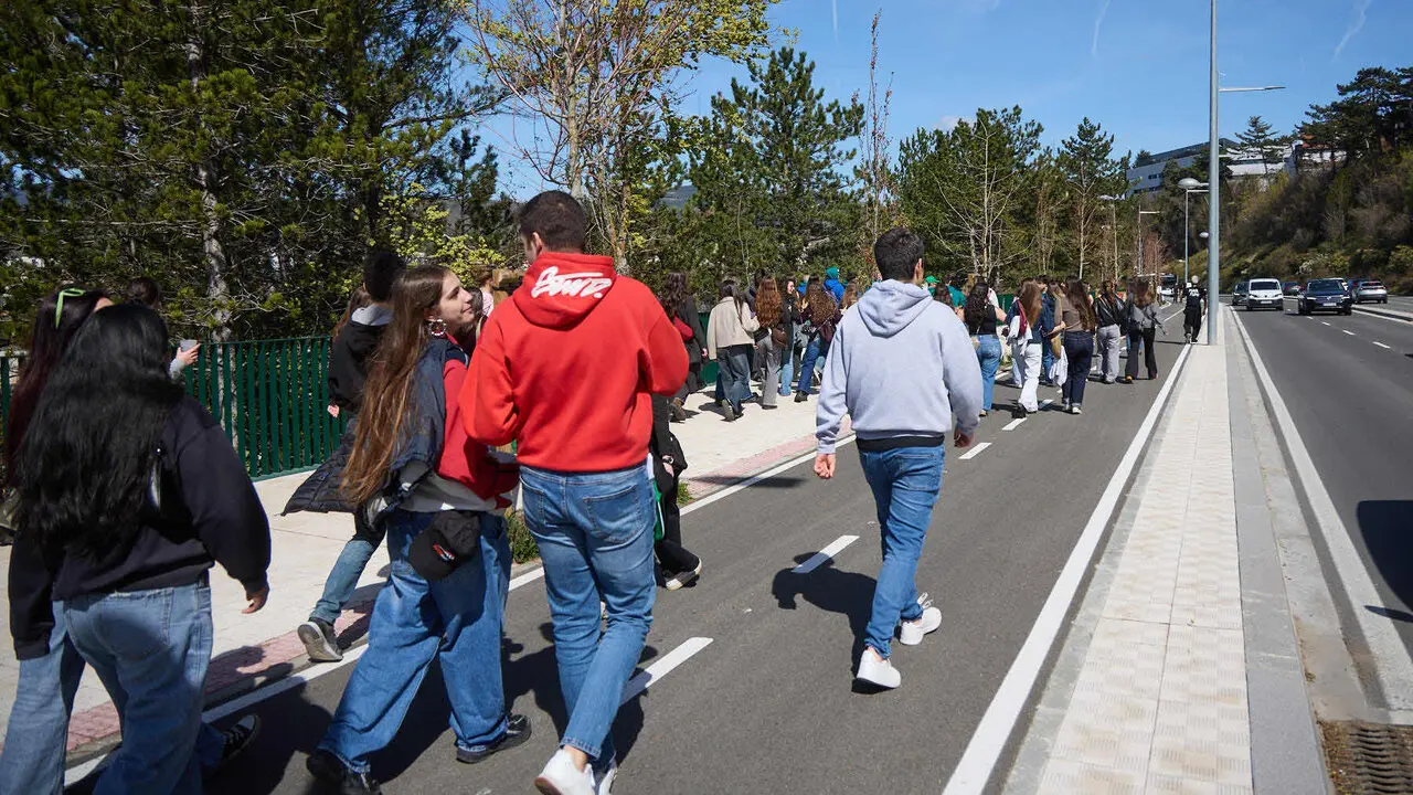Almuerzo, botell&oacute;n y fiesta previa a la Carpa Universitaria de Primavera 2026 de los estudiantes de la Universidad P&uacute;blica de Navarra en el parque de la Medialuna de Pamplona. I&Ntilde;IGO ALZUGARAY