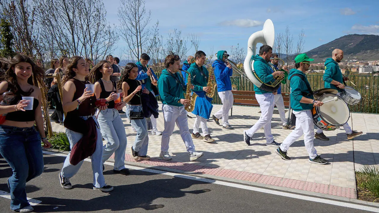 Almuerzo, botell&oacute;n y fiesta previa a la Carpa Universitaria de Primavera 2026 de los estudiantes de la Universidad P&uacute;blica de Navarra en el parque de la Medialuna de Pamplona. I&Ntilde;IGO ALZUGARAY