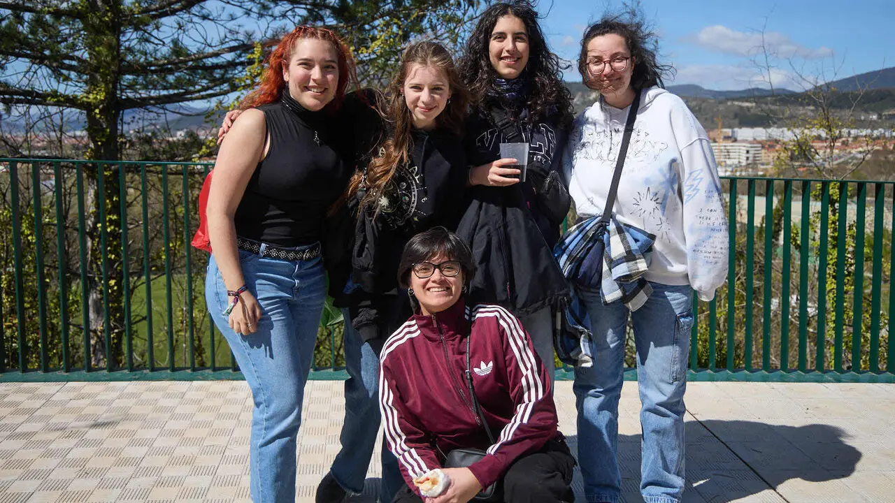 Almuerzo, botell&oacute;n y fiesta previa a la Carpa Universitaria de Primavera 2026 de los estudiantes de la Universidad P&uacute;blica de Navarra en el parque de la Medialuna de Pamplona. I&Ntilde;IGO ALZUGARAY