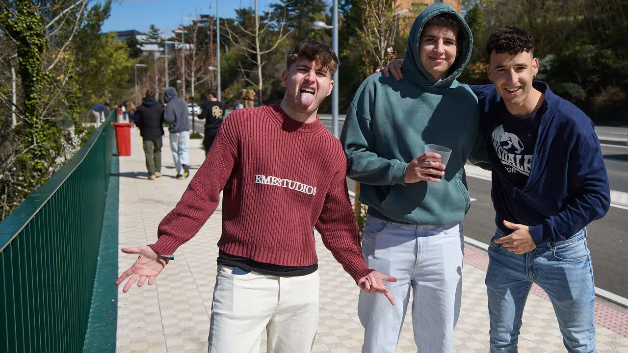 Almuerzo, botell&oacute;n y fiesta previa a la Carpa Universitaria de Primavera 2026 de los estudiantes de la Universidad P&uacute;blica de Navarra en el parque de la Medialuna de Pamplona. I&Ntilde;IGO ALZUGARAY
