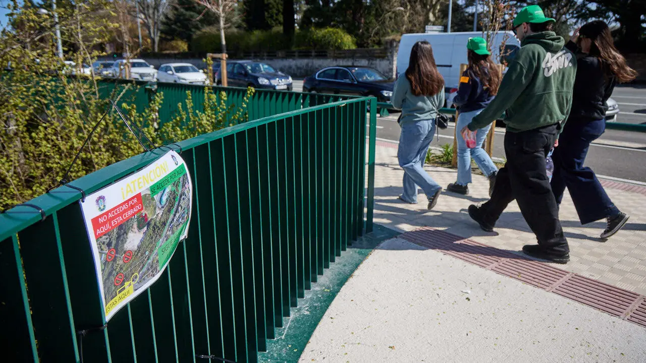 Almuerzo, botell&oacute;n y fiesta previa a la Carpa Universitaria de Primavera 2026 de los estudiantes de la Universidad P&uacute;blica de Navarra en el parque de la Medialuna de Pamplona. I&Ntilde;IGO ALZUGARAY