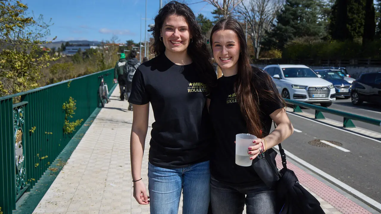 Almuerzo, botell&oacute;n y fiesta previa a la Carpa Universitaria de Primavera 2026 de los estudiantes de la Universidad P&uacute;blica de Navarra en el parque de la Medialuna de Pamplona. I&Ntilde;IGO ALZUGARAY