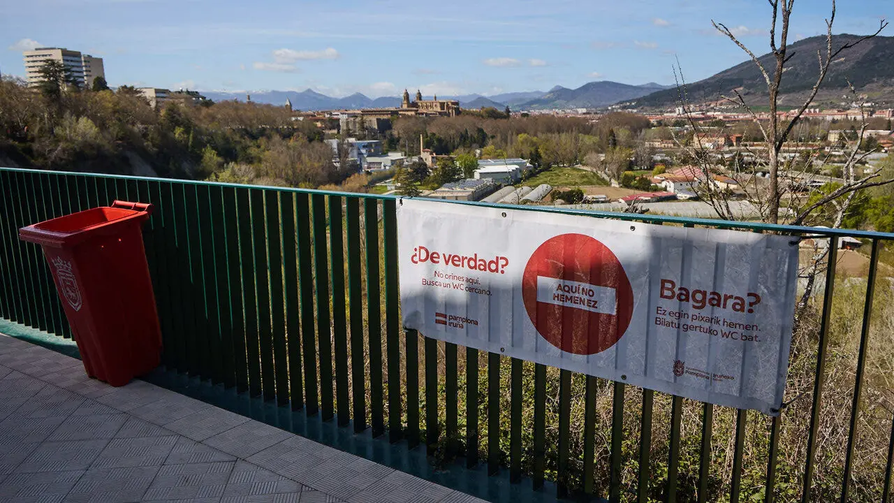 Almuerzo, botell&oacute;n y fiesta previa a la Carpa Universitaria de Primavera 2026 de los estudiantes de la Universidad P&uacute;blica de Navarra en el parque de la Medialuna de Pamplona. I&Ntilde;IGO ALZUGARAY