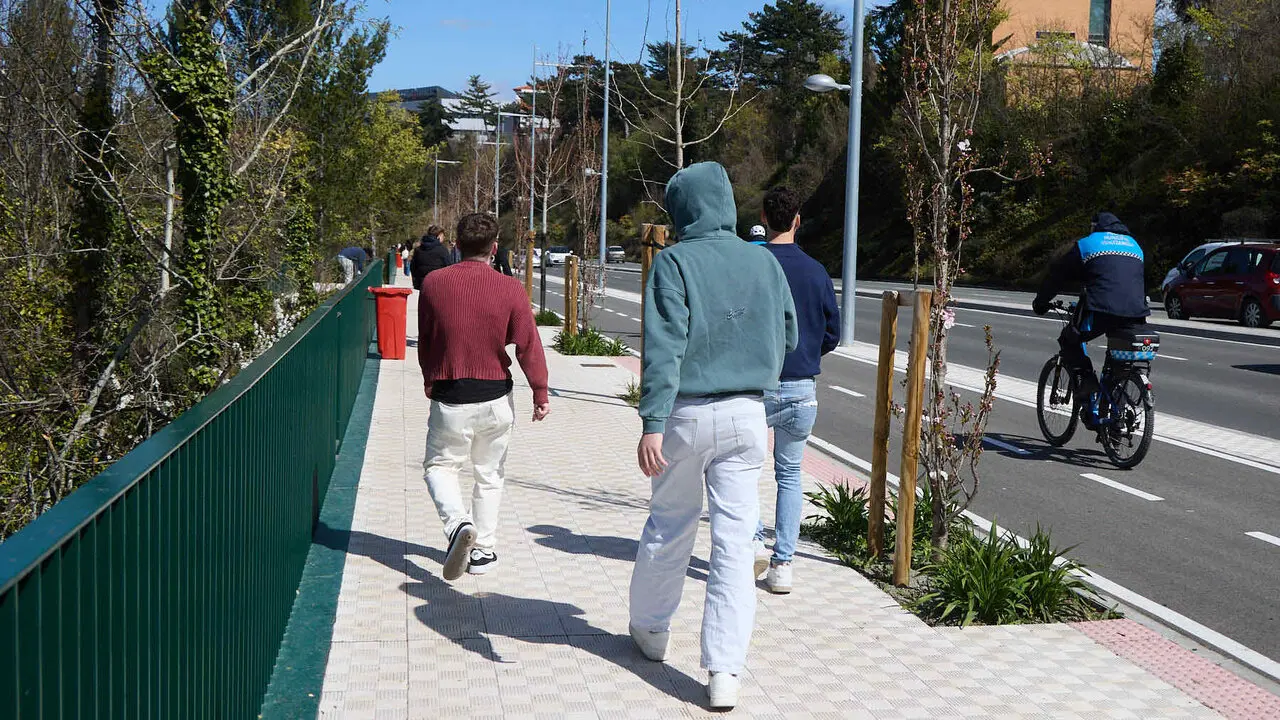 Almuerzo, botell&oacute;n y fiesta previa a la Carpa Universitaria de Primavera 2026 de los estudiantes de la Universidad P&uacute;blica de Navarra en el parque de la Medialuna de Pamplona. I&Ntilde;IGO ALZUGARAY