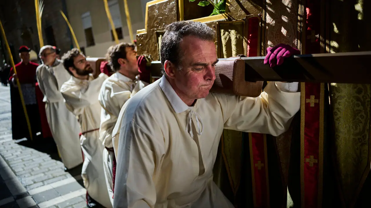 Procesi&oacute;n y bendici&oacute;n de ramos y palmas durante el Domingo de Ramos 2026. PABLO LASAOSA
