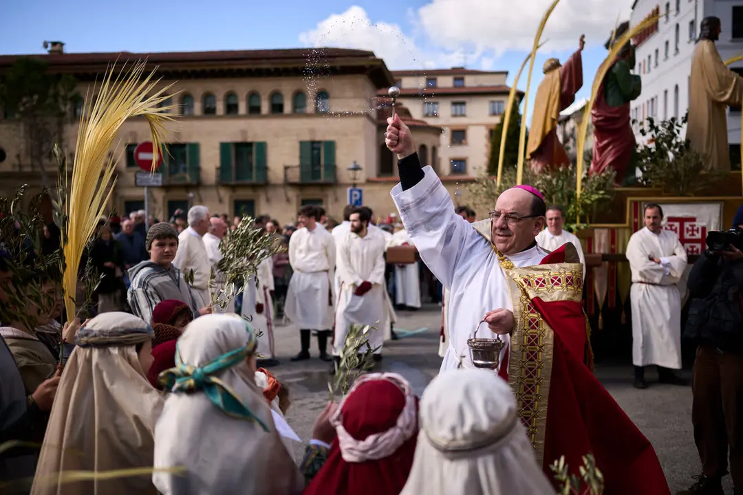 Procesi&oacute;n y bendici&oacute;n de ramos y palmas durante el Domingo de Ramos 2026. PABLO LASAOSA