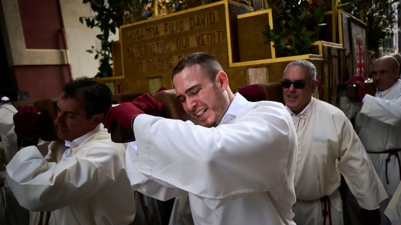 Procesi&oacute;n y bendici&oacute;n de ramos y palmas durante el Domingo de Ramos 2026. PABLO LASAOSA