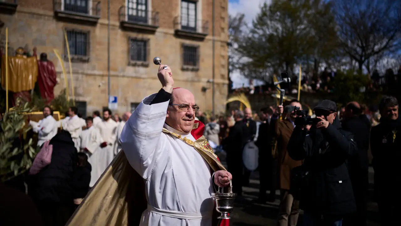Procesi&oacute;n y bendici&oacute;n de ramos y palmas durante el Domingo de Ramos 2026. PABLO LASAOSA