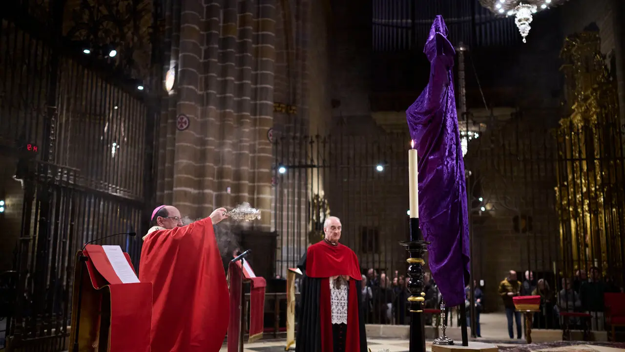 Procesi&oacute;n y bendici&oacute;n de ramos y palmas durante el Domingo de Ramos 2026. PABLO LASAOSA