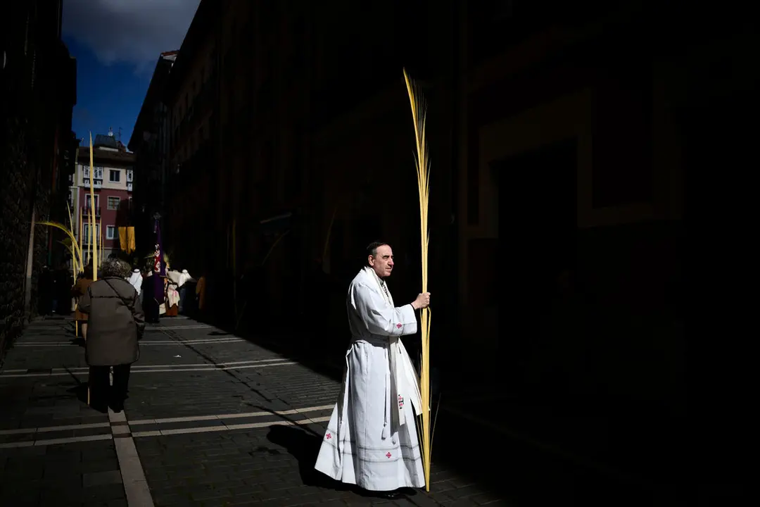 Procesi&oacute;n y bendici&oacute;n de ramos y palmas durante el Domingo de Ramos 2026. PABLO LASAOSA