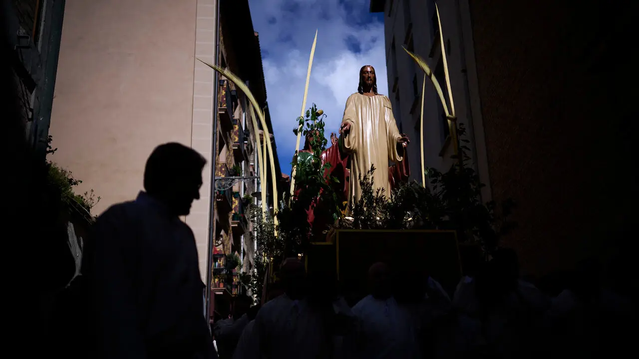 Procesi&oacute;n y bendici&oacute;n de ramos y palmas durante el Domingo de Ramos 2026. PABLO LASAOSA