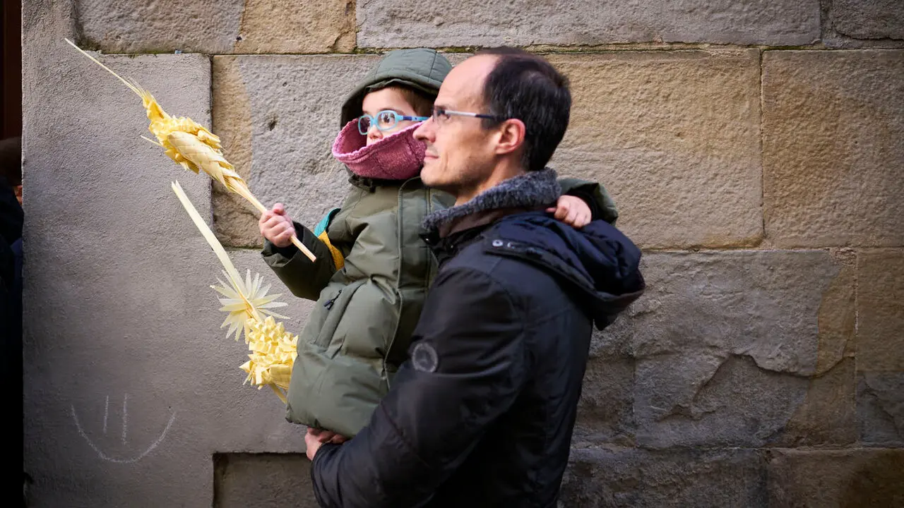 Procesi&oacute;n y bendici&oacute;n de ramos y palmas durante el Domingo de Ramos 2026. PABLO LASAOSA