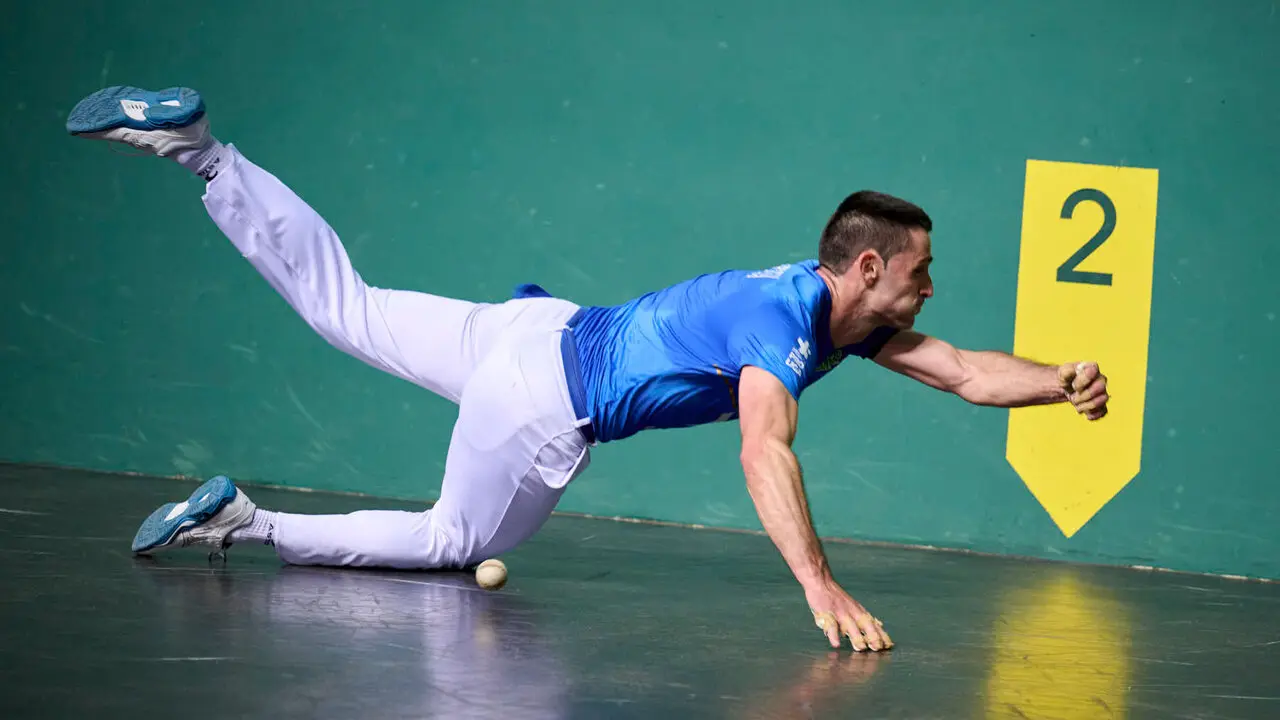 Final del XVI Campeonato de Parejas entre Altuna III-Ezkurdia y Laso-Albisu en el front&oacute;n del Navarra Arena. PABLO LASAOSA