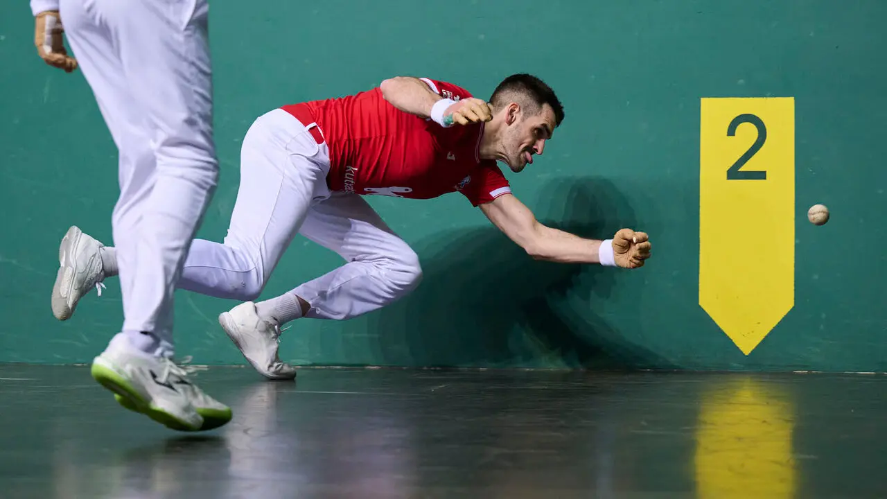 Final del XVI Campeonato de Parejas entre Altuna III-Ezkurdia y Laso-Albisu en el front&oacute;n del Navarra Arena. PABLO LASAOSA