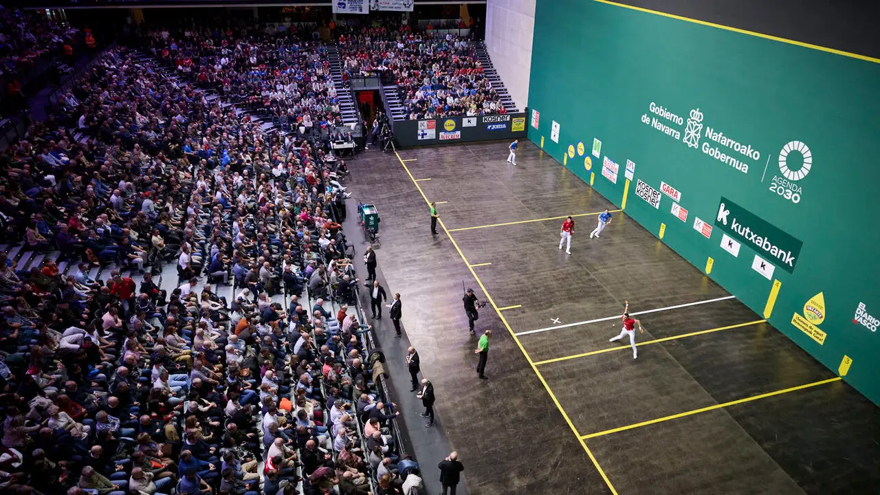 Final del XVI Campeonato de Parejas entre Altuna III-Ezkurdia y Laso-Albisu en el front&oacute;n del Navarra Arena. PABLO LASAOSA