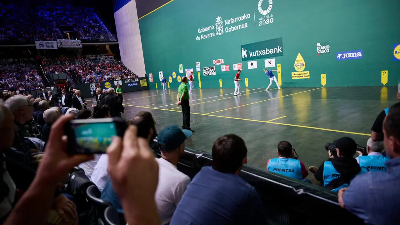 Final del XVI Campeonato de Parejas entre Altuna III-Ezkurdia y Laso-Albisu en el front&oacute;n del Navarra Arena. PABLO LASAOSA