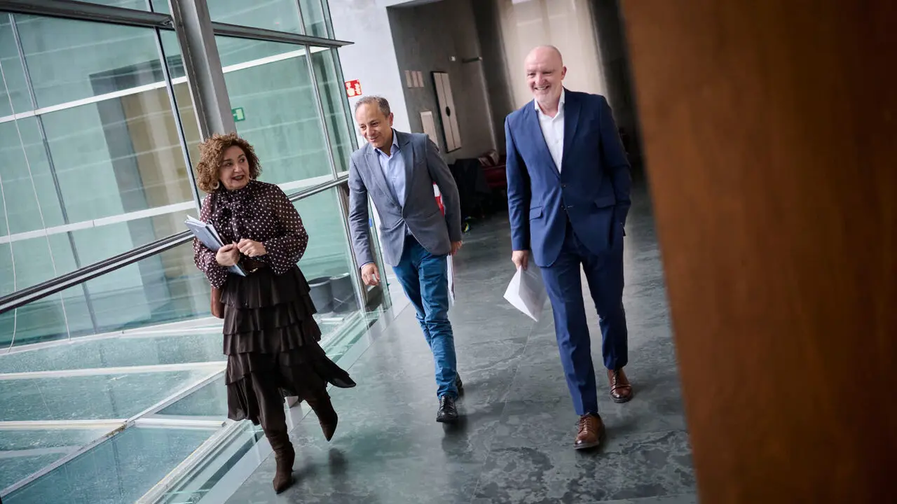 Yolanda Ib&aacute;&ntilde;ez, Juan Luis S&aacute;nchez de Muni&aacute;in y Javier Esparza de UPN en su llegada a la Mesa y Junta de Portavoces del Parlamento. PABLO LASAOSA