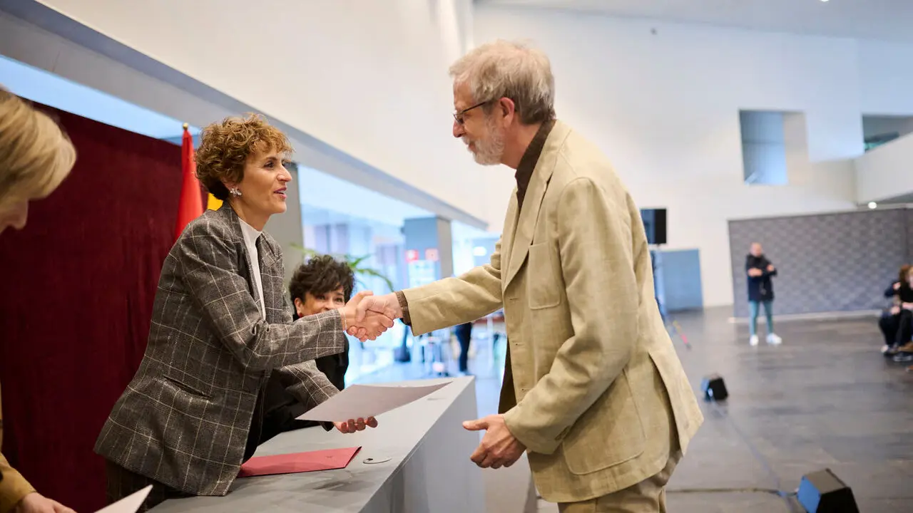 La presidenta de Navarra, Mar&iacute;a Chivite, preside el acto de homenaje a las personas empleadas de la Administraci&oacute;n Foral de Navarra jubiladas o fallecidas en 2025. PABLO LASAOSA