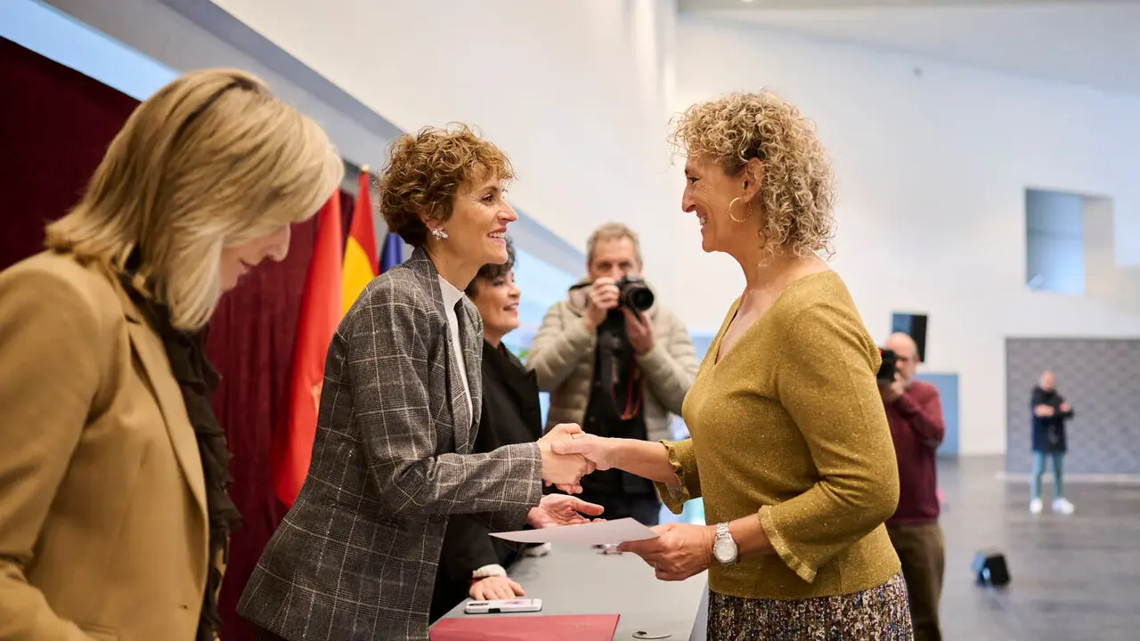 La presidenta de Navarra, Mar&iacute;a Chivite, preside el acto de homenaje a las personas empleadas de la Administraci&oacute;n Foral de Navarra jubiladas o fallecidas en 2025. PABLO LASAOSA