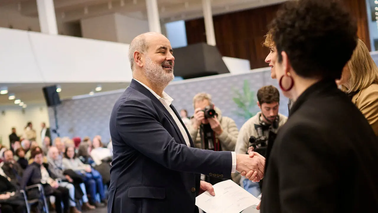 La presidenta de Navarra, Mar&iacute;a Chivite, preside el acto de homenaje a las personas empleadas de la Administraci&oacute;n Foral de Navarra jubiladas o fallecidas en 2025. PABLO LASAOSA