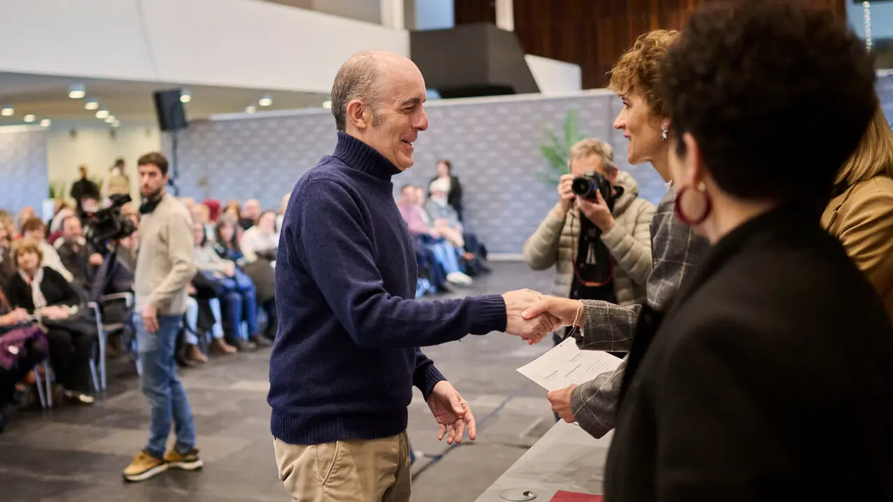 La presidenta de Navarra, Mar&iacute;a Chivite, preside el acto de homenaje a las personas empleadas de la Administraci&oacute;n Foral de Navarra jubiladas o fallecidas en 2025. PABLO LASAOSA