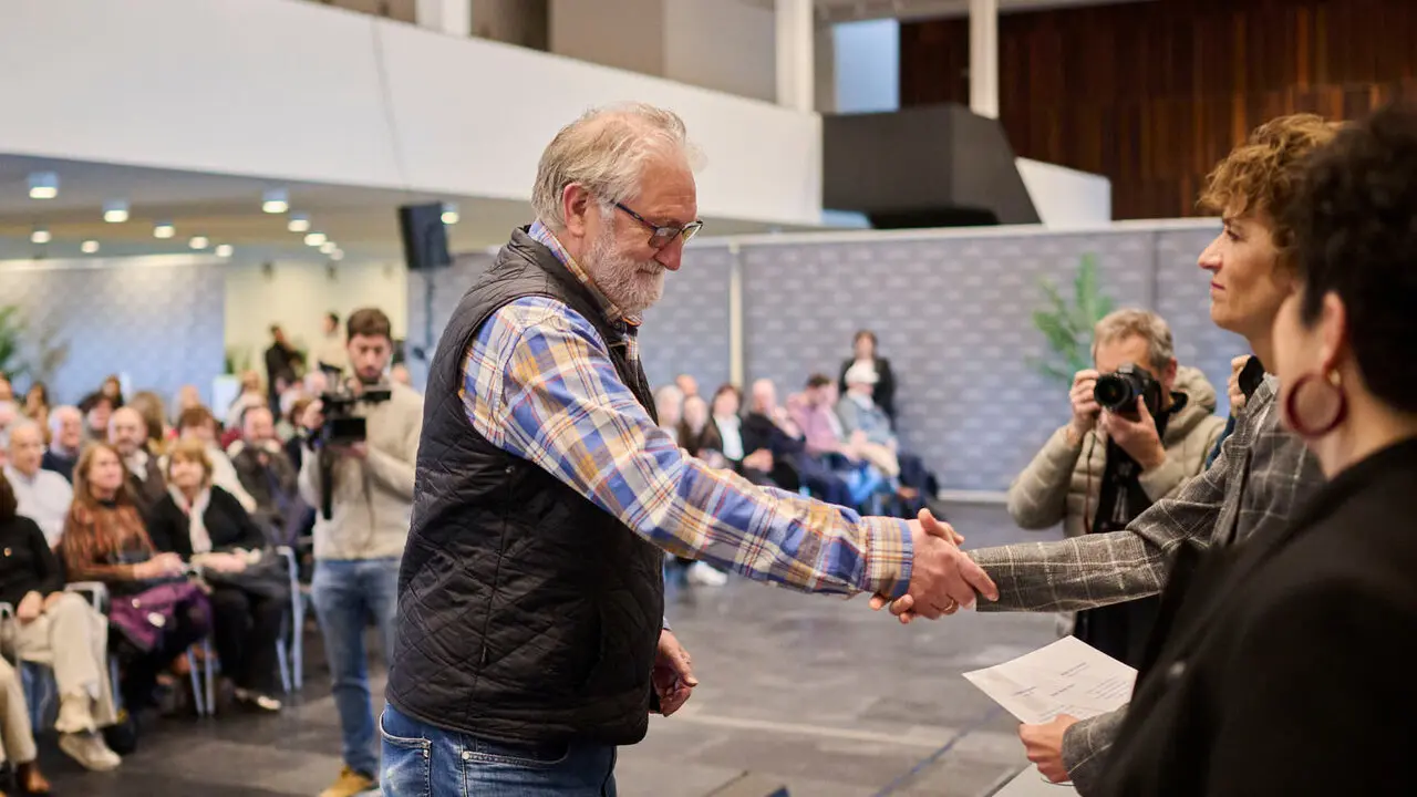 La presidenta de Navarra, Mar&iacute;a Chivite, preside el acto de homenaje a las personas empleadas de la Administraci&oacute;n Foral de Navarra jubiladas o fallecidas en 2025. PABLO LASAOSA