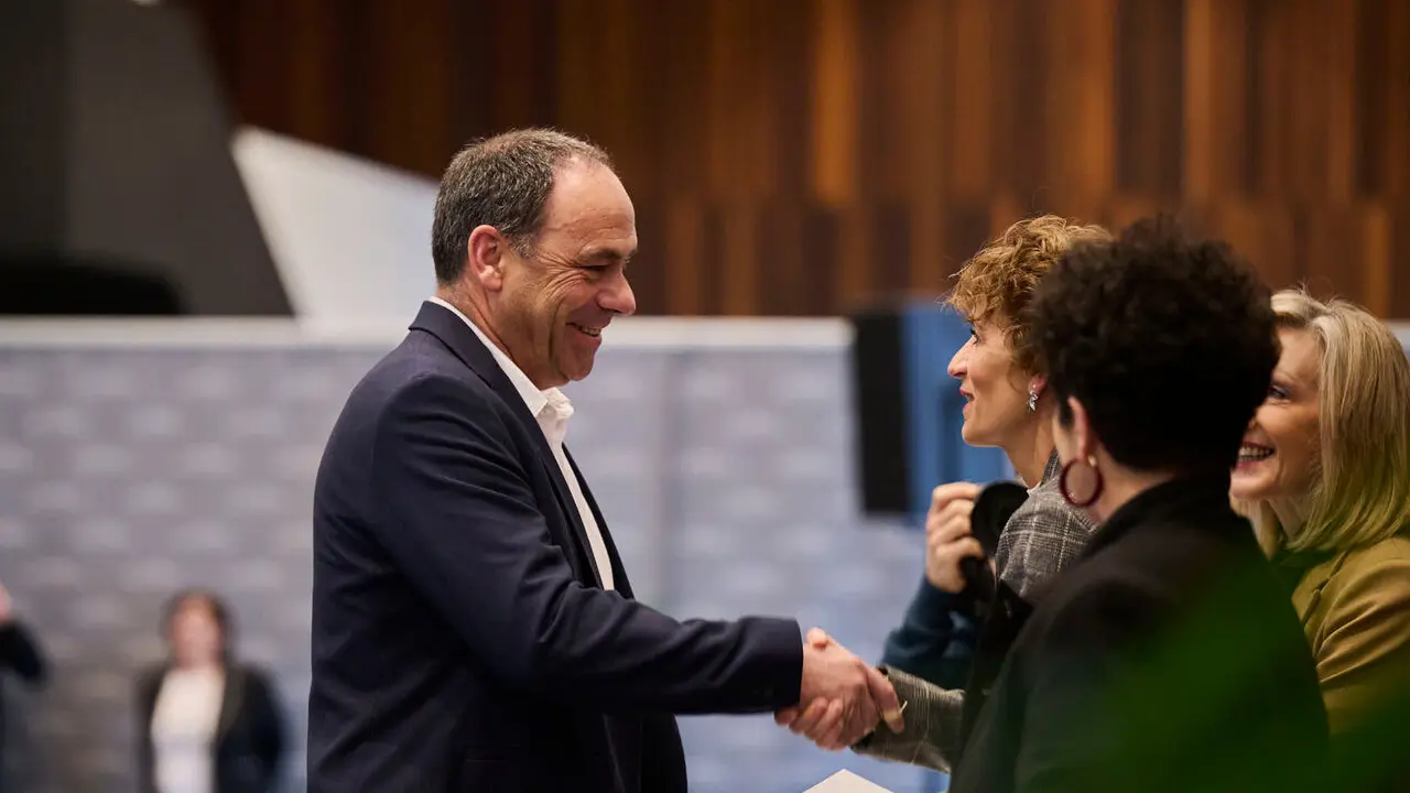 La presidenta de Navarra, Mar&iacute;a Chivite, preside el acto de homenaje a las personas empleadas de la Administraci&oacute;n Foral de Navarra jubiladas o fallecidas en 2025. PABLO LASAOSA