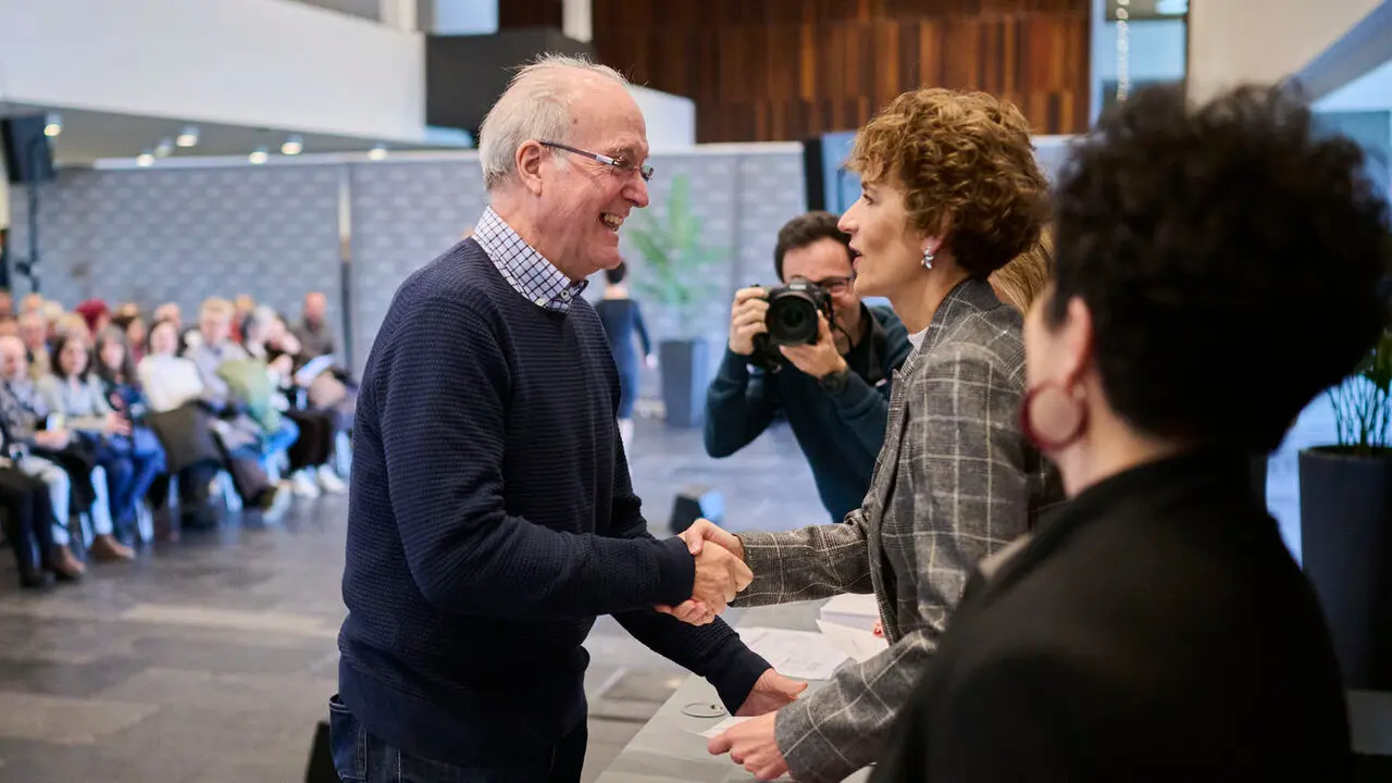 La presidenta de Navarra, Mar&iacute;a Chivite, preside el acto de homenaje a las personas empleadas de la Administraci&oacute;n Foral de Navarra jubiladas o fallecidas en 2025. PABLO LASAOSA