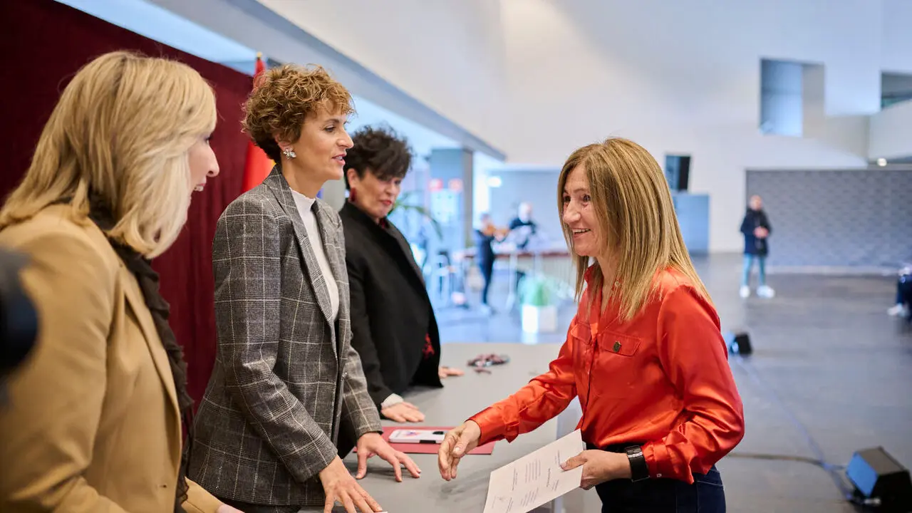 La presidenta de Navarra, Mar&iacute;a Chivite, preside el acto de homenaje a las personas empleadas de la Administraci&oacute;n Foral de Navarra jubiladas o fallecidas en 2025. PABLO LASAOSA