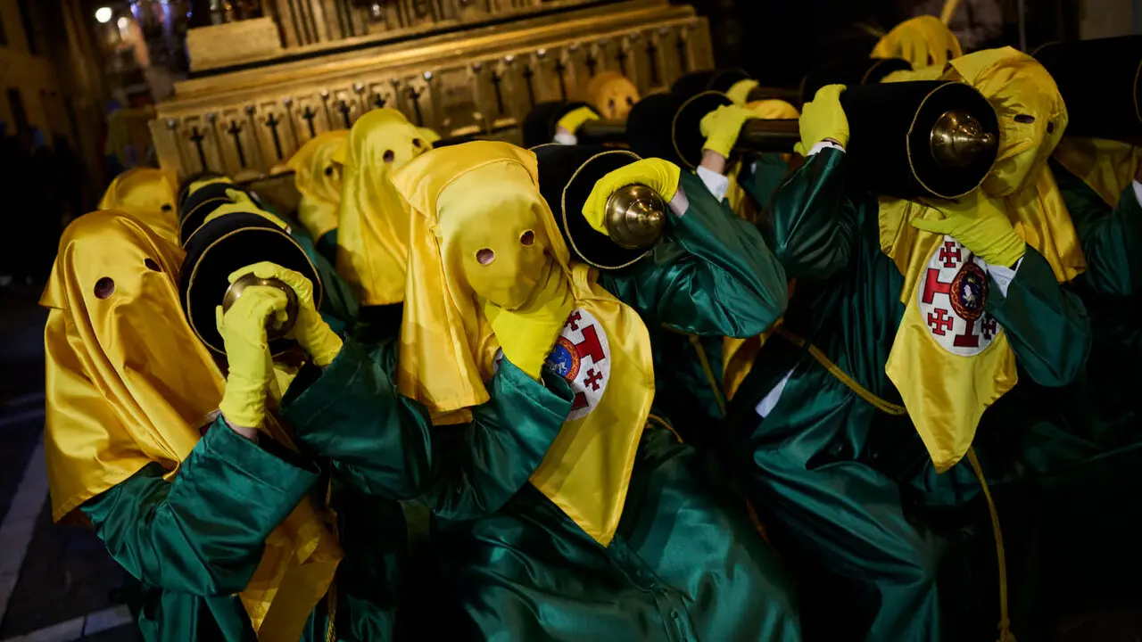 Retorno de la V&iacute;rgen Dolorosa a la iglesia de San Lorenzo durante la Semana Santa de 2026. PABLO LASAOSA